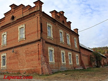 по поселку Рейник